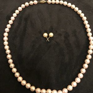 Classic, authentic pearl necklace with earrings.